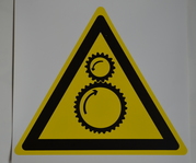 Осторожно. Возможно затягивание между вращающимися элементами